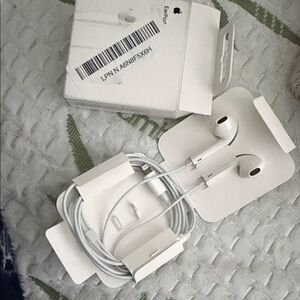 Apple Wired EarPods in White with lighting Connector